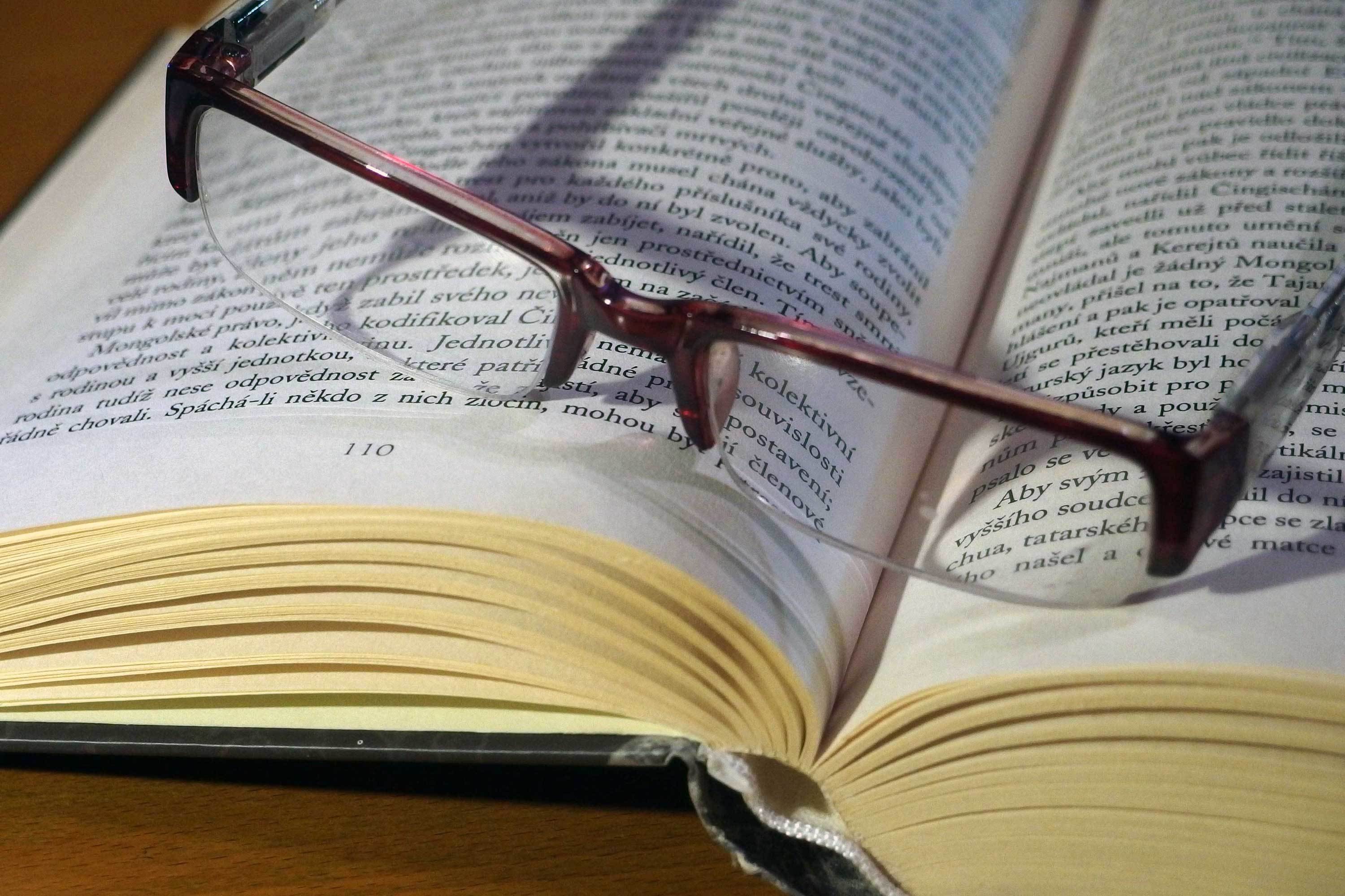 Briller på en åben bog